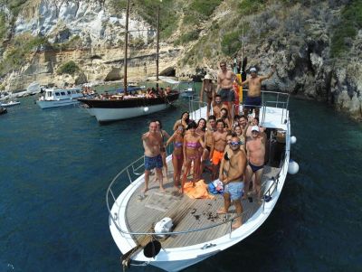 Okružní plavba kolem ostrova Ischia s koupáním a obědem